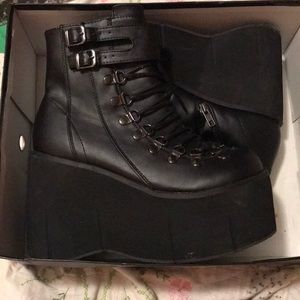 DEMONIA kera lace-up platform boots size 8